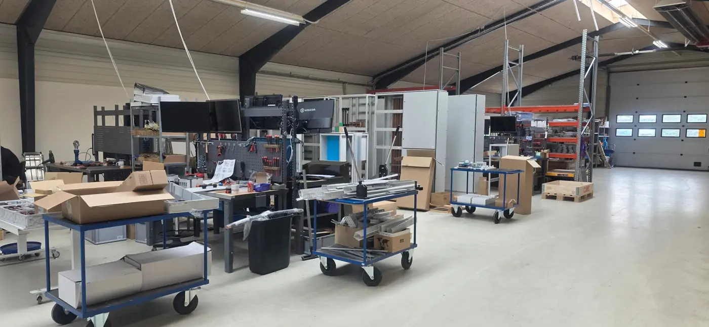 Tavlebygger i produktionen hos Tech Resource